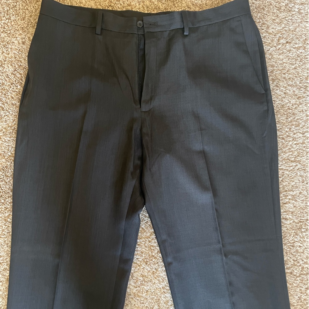 Haggar Mens dress pants size 38x32. Never worn